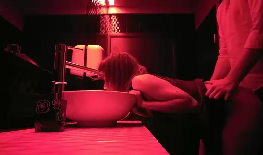 Русская телочка делает минет в туалете после ужина в ресторане | ТГ: greshniygorod18 — Video | VK
